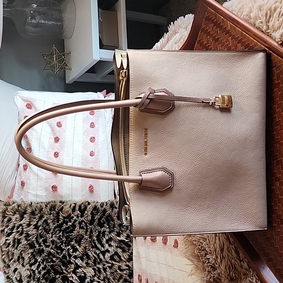 Michael Kors Leather Pink & Cream Shoulder Bag - Picture 2 of 12